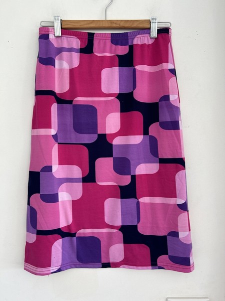 XOXOXO Skirt, Ladies Size Small Mid Length, Pencil Style, Geometric Print