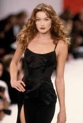FOTO NR. 6 - CARLA BRUNI - HOCHGLANZ - 15 x 10 CM - NEU
