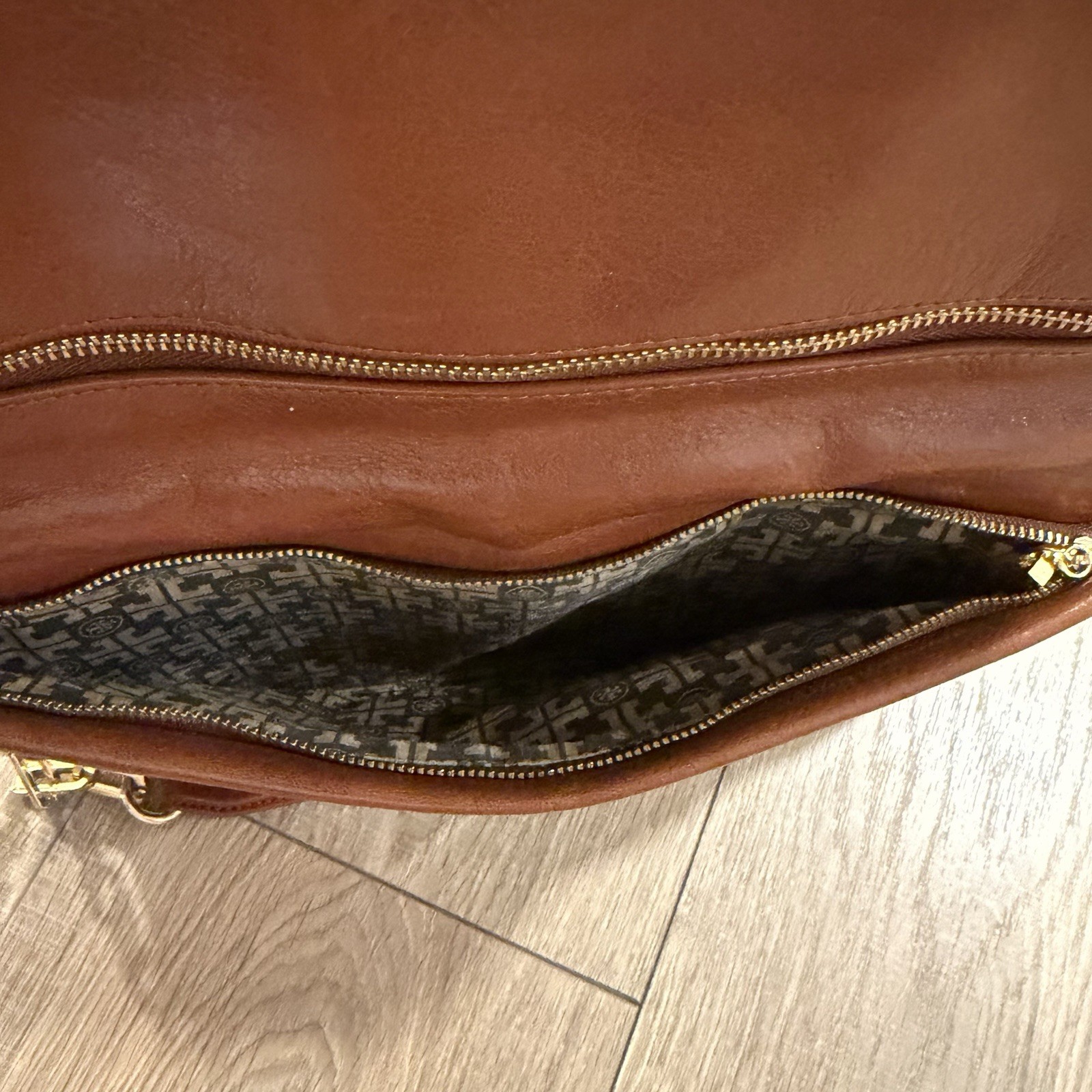 Tory Burch Reva In Cognac Leather Clutch With Gold Chain thumbnail 8