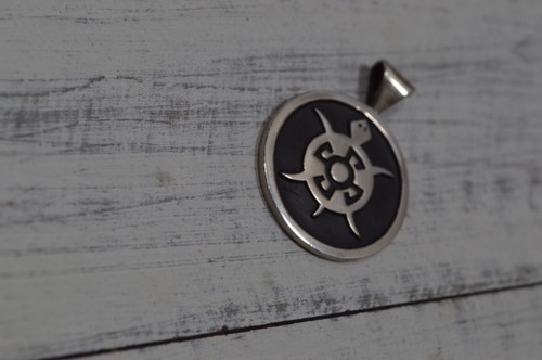 Sterling Silver Patrick Barnes turtle pendant, repose Southwestern - Picture 3 of 6