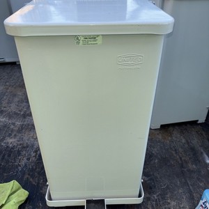 United. STEP CAN DEFENDERS White Model Number St12