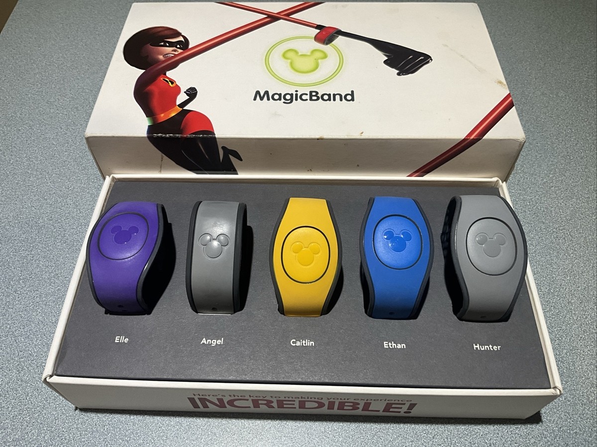 BOX WITH 5 DISNEY WORLD named MAGIC BANDS USED (cannot be re-used