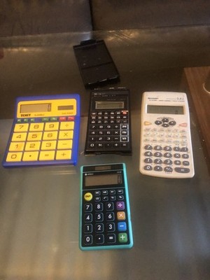 Restposten 4 Taschenrechner.  2 Sharps, 1 Texted & 1 Datexx. Alles funktionstüchtig siehe Fotos