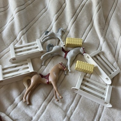 Little Tikes Dollhouse Stable with 3 Horses 4 Fence Pcs and 2 Hay Bales Pony