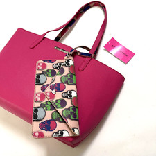 Nuevo con etiquetas Bolso de Mano Betsey Johnson XO Calavera Rosa con Bolsa Calavera Gótico Punk Corazones