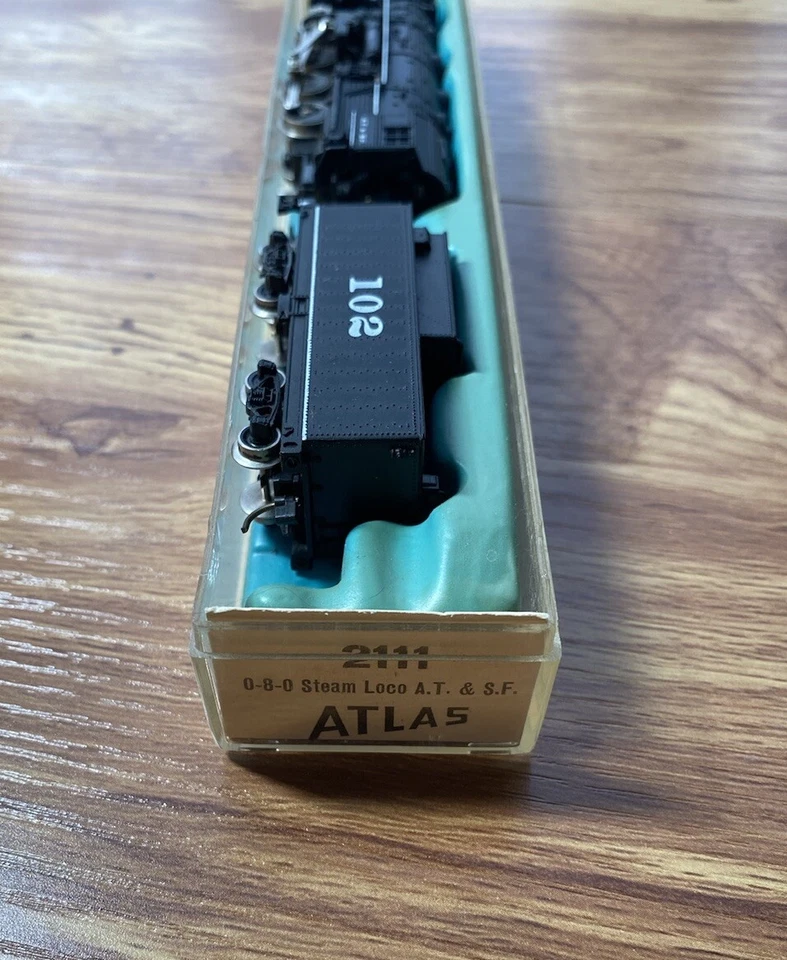 ATLAS STEAM LOCOMOTIVE 0-8-0 A.T.  SF. & TENDER 102 N SCALE TRAIN #2111 Train - Image 2 of 4
