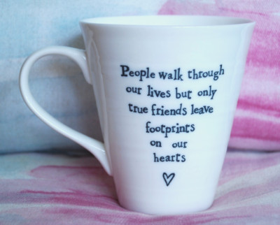OSTINDIEN weiße TASSE mit Spruch Menschen gehen durch unser Leben... Neu mit Etikett!