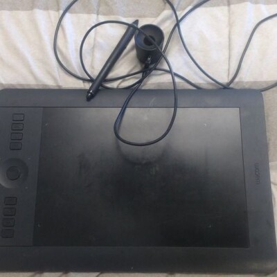Wacom Intuos Pro Medium USB Drawing Graphic Tablet (Model: PTH-651)