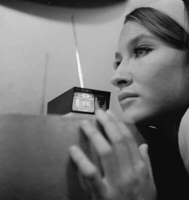 1966 Bari Lyn Chadwick With The Worlds Smallest Television OLD PHOTO