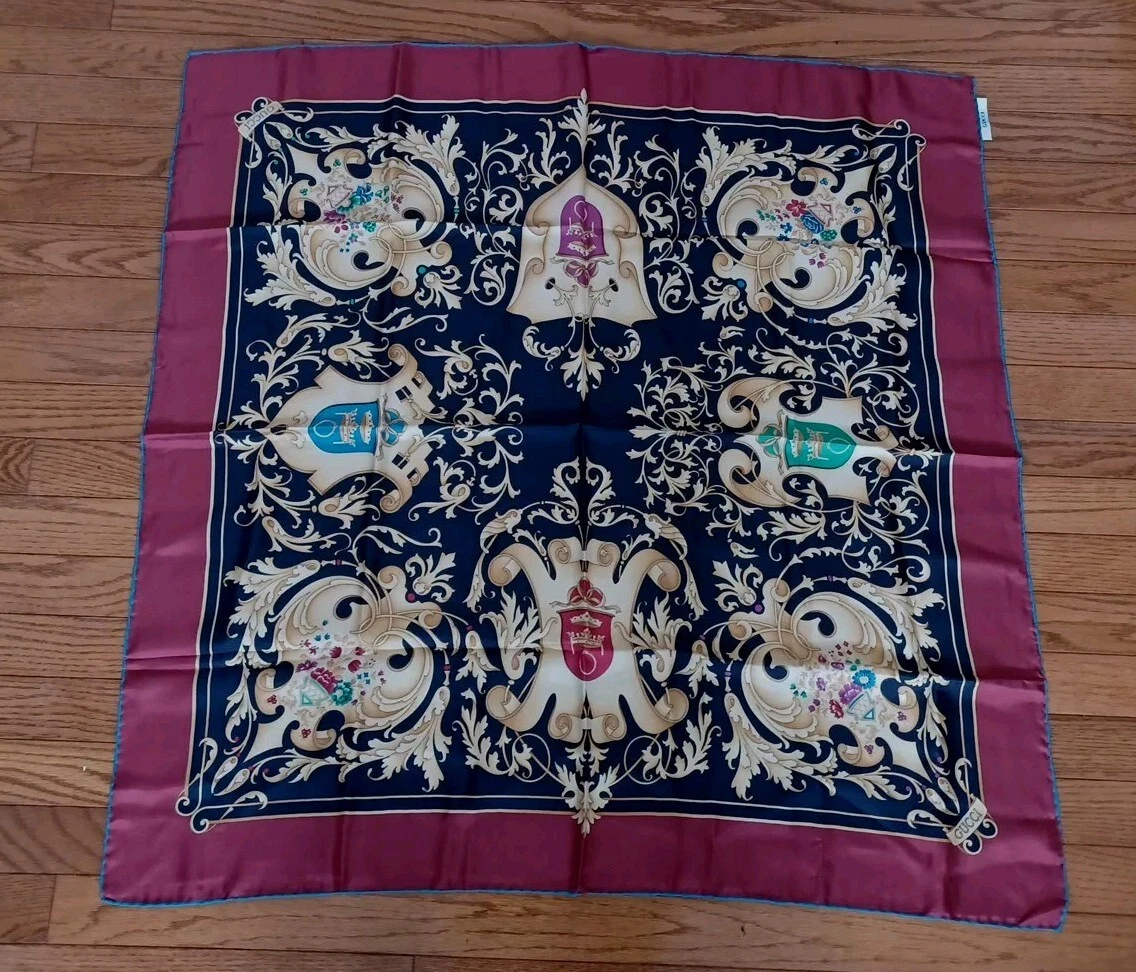 Foulard vintage Gucci Royal Crowns and Shields soie 33