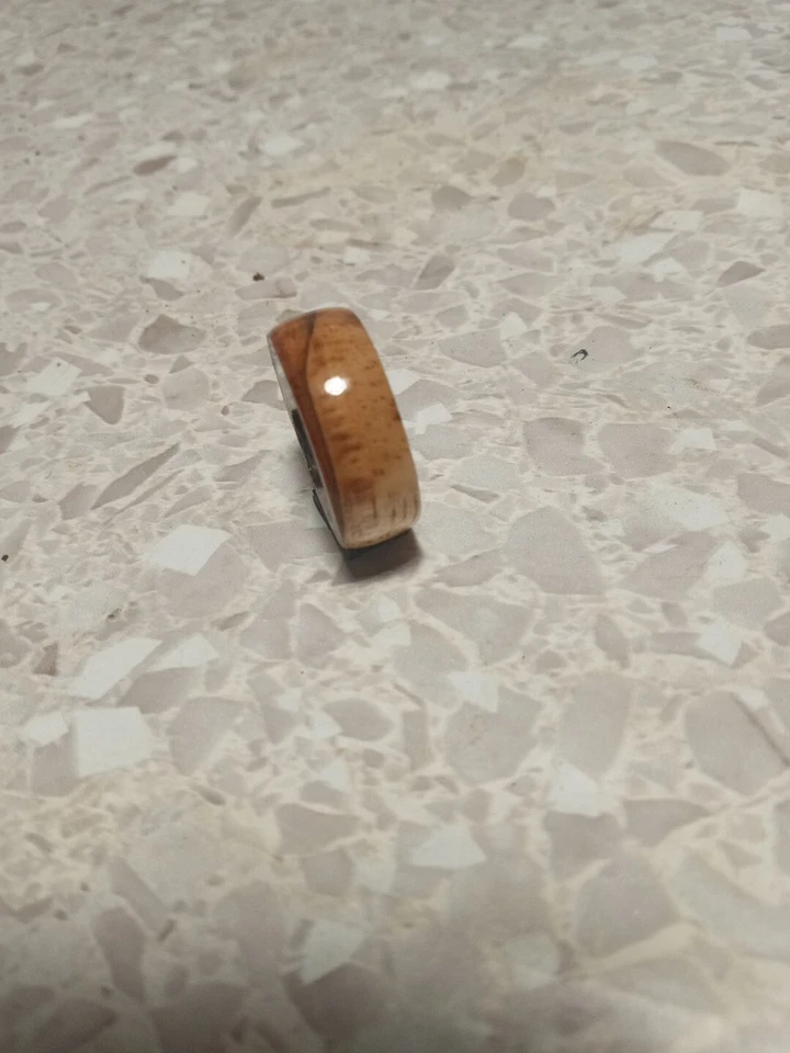 ¡¡BAJA DE PRECIO!! ANILLO HECHO A MANO DE MADERA PECANA TAMAÑO 6 CON NÚCLEO DE ACERO INOXIDABLE-8 mm de ancho Foto 2 de 3