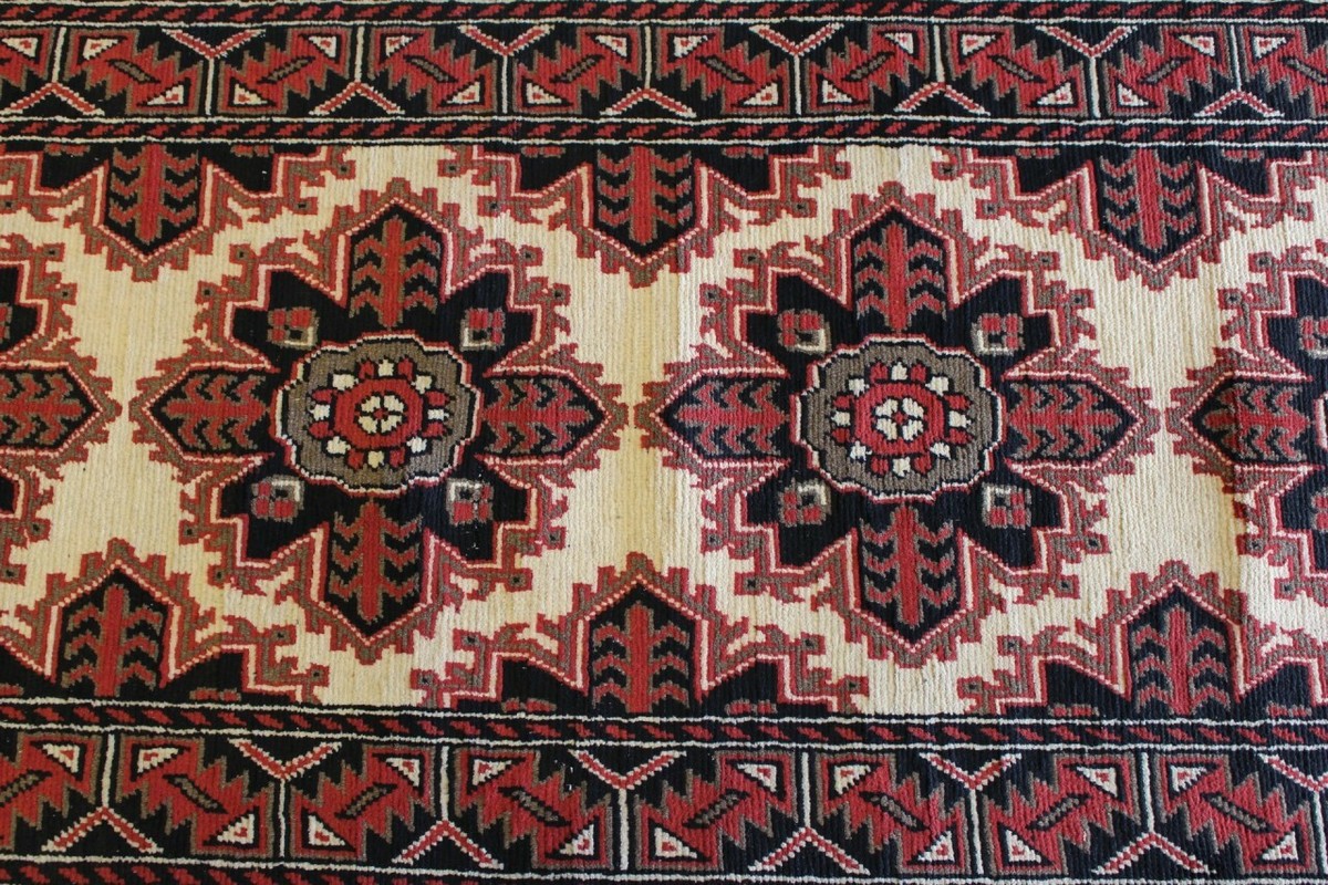 Tapis de coureur blanc design caucasien Rugstc 2,5 x 9 Senneh, noué à