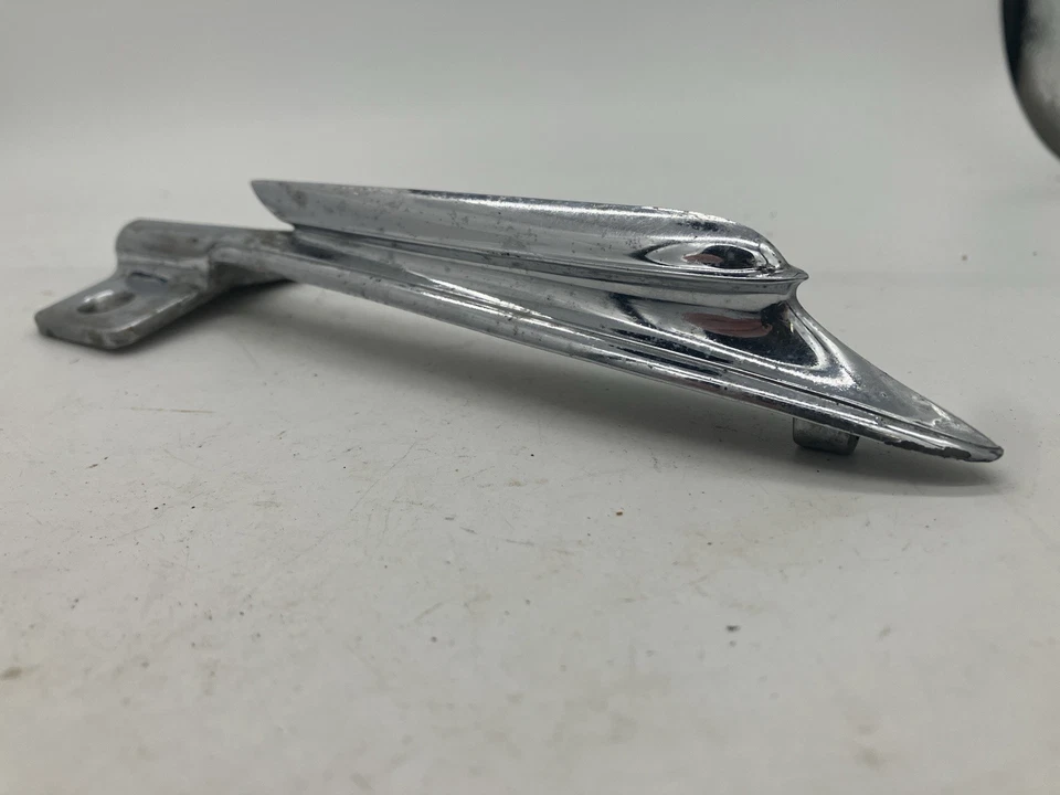 Chevrolet Master Deluxe 35 adorno de capó estándar usado Foto 2 de 4