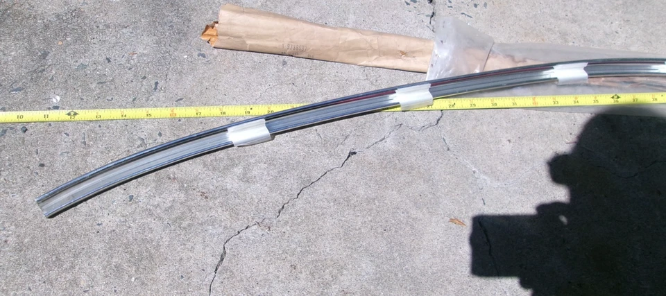 Nuevo NOS GM 1971-76 Cadillac De Ville Parabrisas Superior Moldura OEM GM # 9738697 Foto 4 de 4