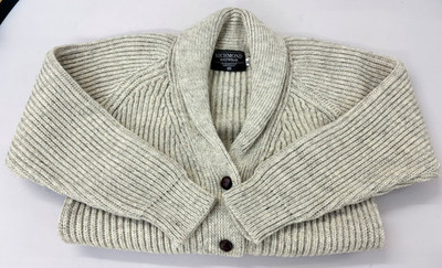 Musterverkauf - kurze Strickjacke mit Schalkragen 100 % britische Wolle Größe M