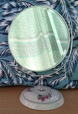 Freistehender Schminktischspiegel mit Keramik Rosen Design Fuß