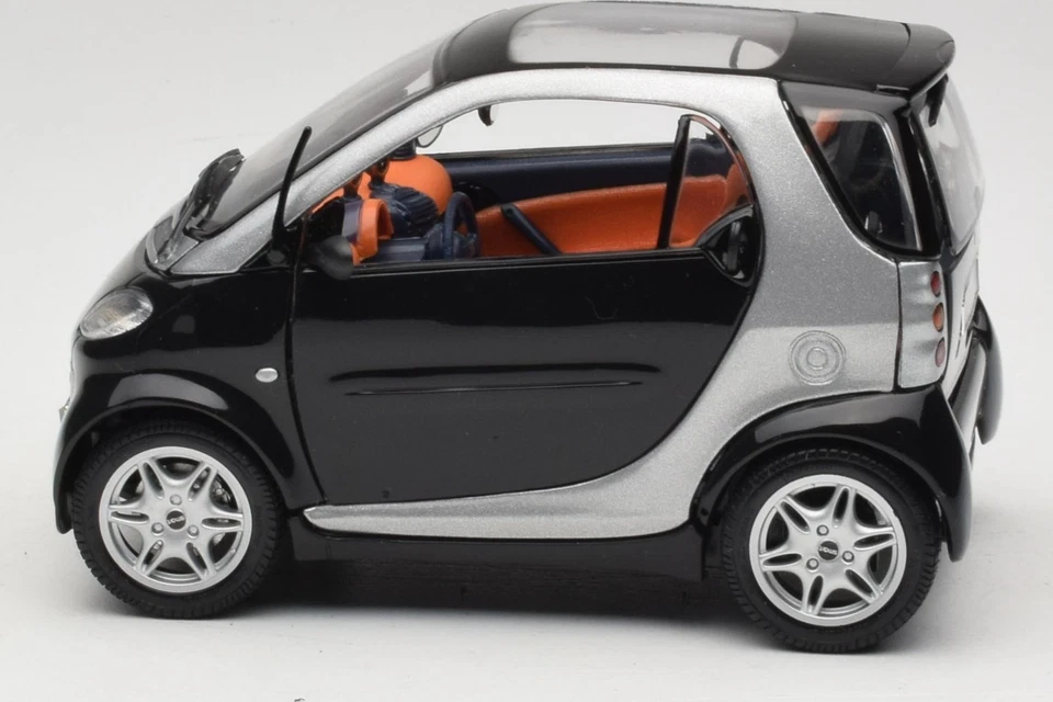 0004830V000C08Q00 Smart Fortwo Black Kyosho 1:18 - Immagine 4 di 4