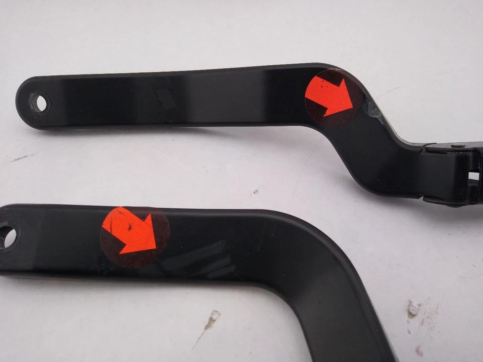 Volvo 850 Pair Of Left & Right Windshield Wiper Arms Fits 1993-1997 93 94 95 96 - Image 2 of 4