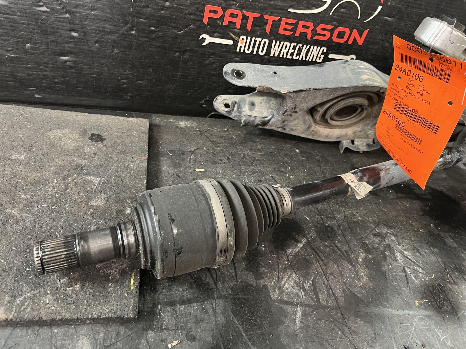 14-17 MASERATI GHIBLI REAR PASSENGER RH KNEE SPINDLE W/ AXLE SHAFT CONTROL ARMS