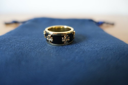 TORY BURCH ENAMEL RAISED LOGO RING IN BLACK, SIZE 8. NEW - Picture 2 of 12