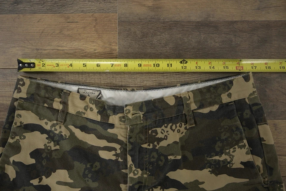 VOLCOM Corpo Class Men’s 33w. Green Camouflage Casual Chino Shorts W/Pockets - Image 3 of 4