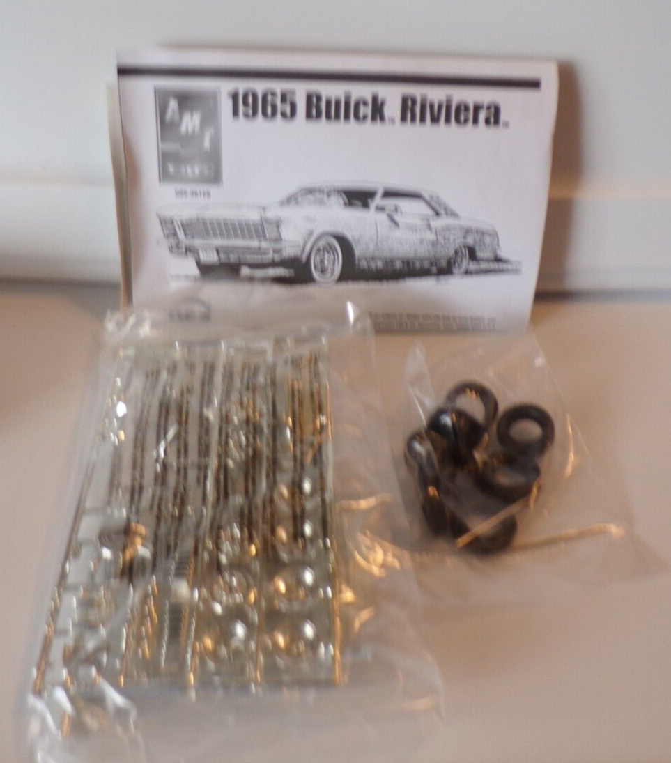 LOOK AMT / ERTL 1965 BUICK RIVIERA CAR 1/25 SCALE MODEL KIT