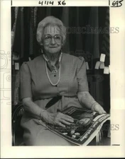 1982 Press Photo Mrs. Flora Brill, now part time manager Of Town & Country Shop