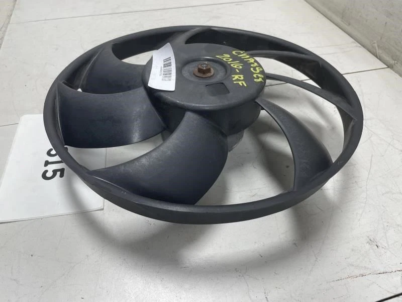 Dodge Charger 2016 ventilador de refrigeración delantero motor OEM+  Foto 2 de 4