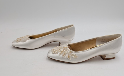 Color Image Vintage Women's Bridal Shoes Size 8 M White Satin Dyable Beaded