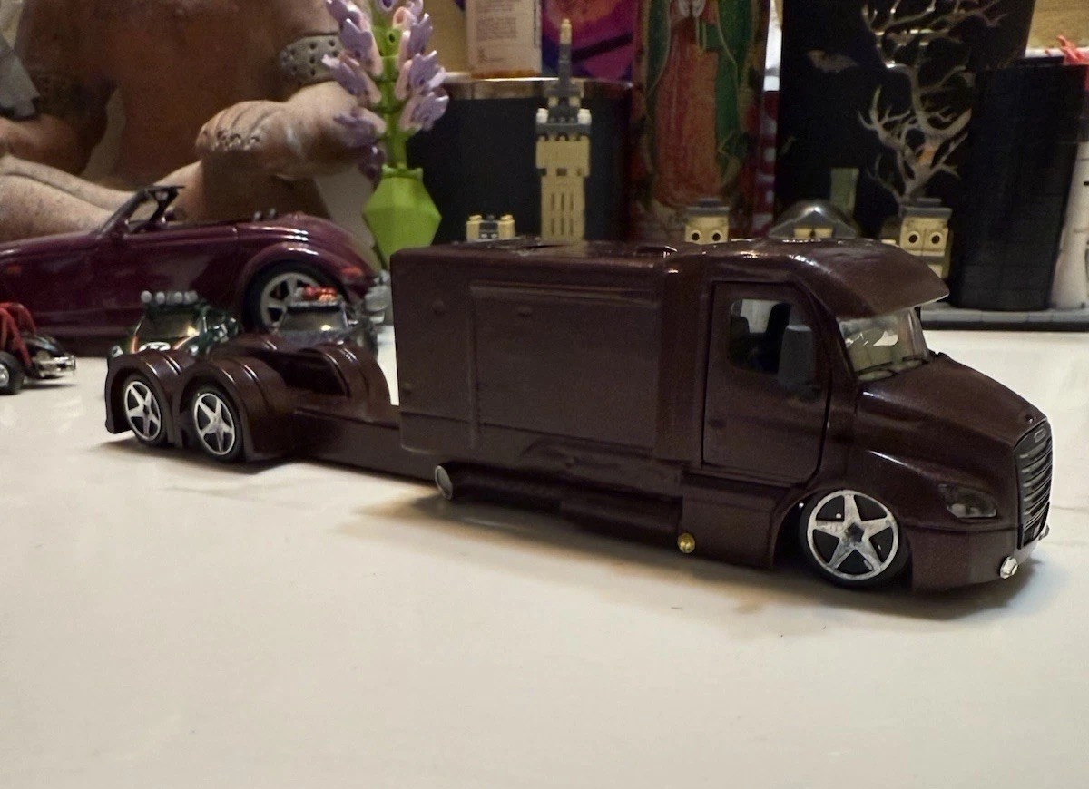 1/62 Freightliner Sleeper Slammed kinsmart Diecast)