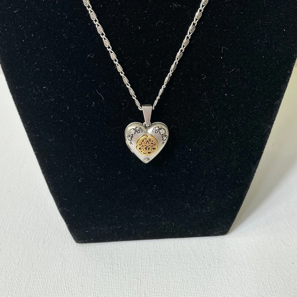 Collar medallón corazón plata Alexander McQueen Foto 2 de 3