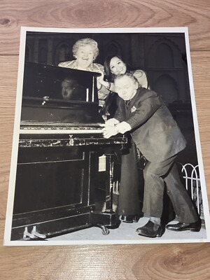 Mrs Mills, Charlie Drake, Wei Wei Wong - rare 1975 photograph. Gladys Pianist