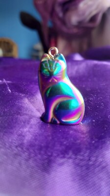 Hämatit Katze Anhänger Blau Metallic mit Goldkonturen 3,1 cm Nr. 2822