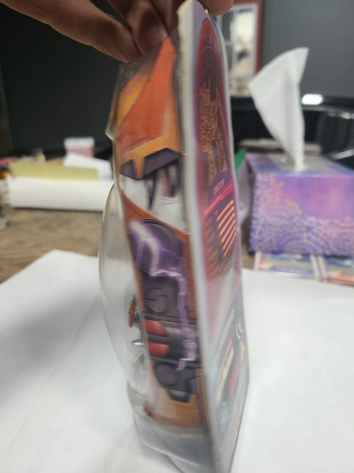 Titanium Series DieCast Hasbro Transformers Unicron con base de exhibición 2006 Foto 2 de 4