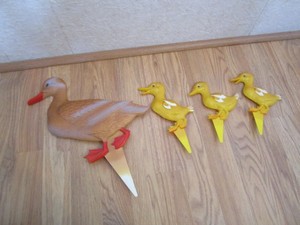 982 Artline Yard Art- Model # 6350 Plastic Duck Set