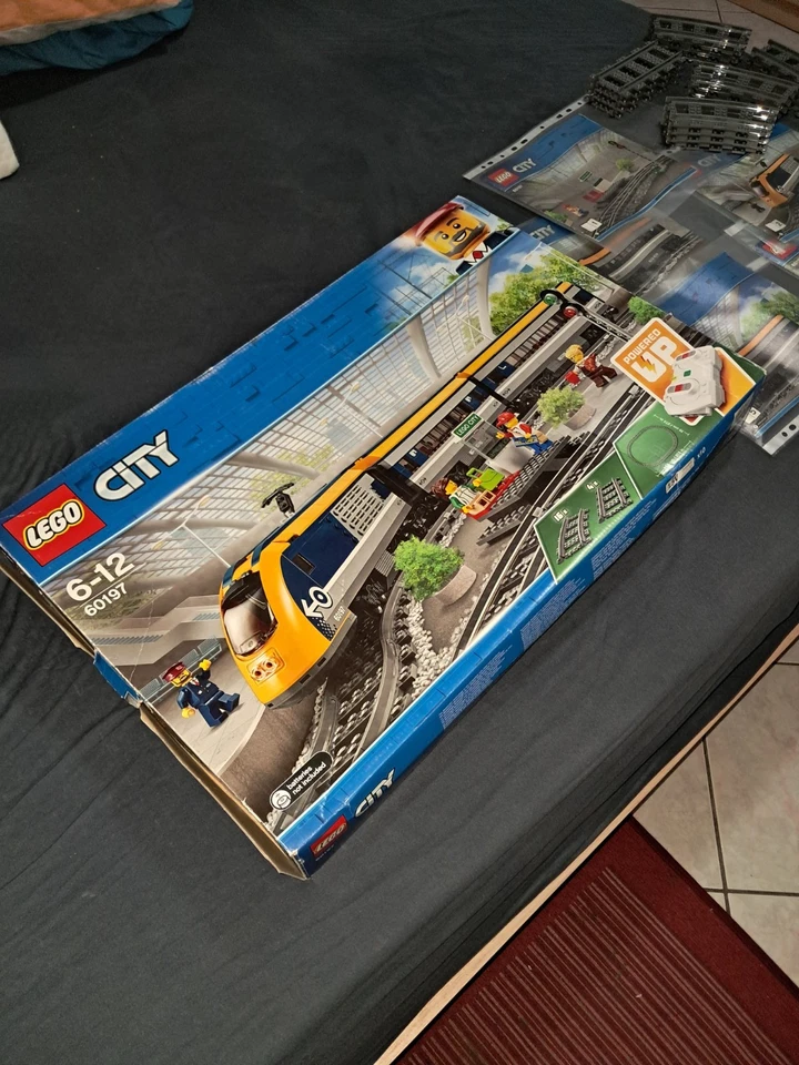 LEGO City 60197 Passenger Train, foto 1 di 5