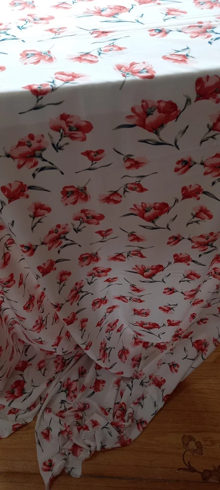 Tela Viscosa Floral 150x150 cm - Flores Rojo Azul sobre Blanco - Ligera Suave  Foto 2 de 4