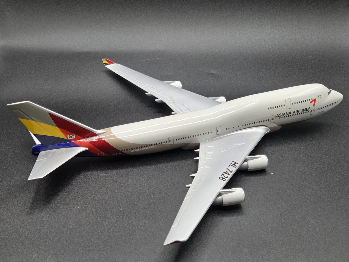 Asiana Airlines Boeing 747-400 1/200 Scale Desktop Aircraft Model