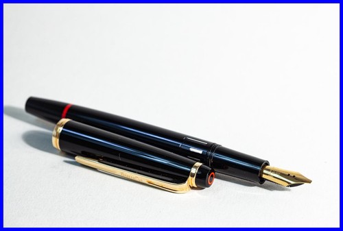 1980S Rotring Renaissance Piston Fountain Pen In Black & Gold With BB Steel Nib