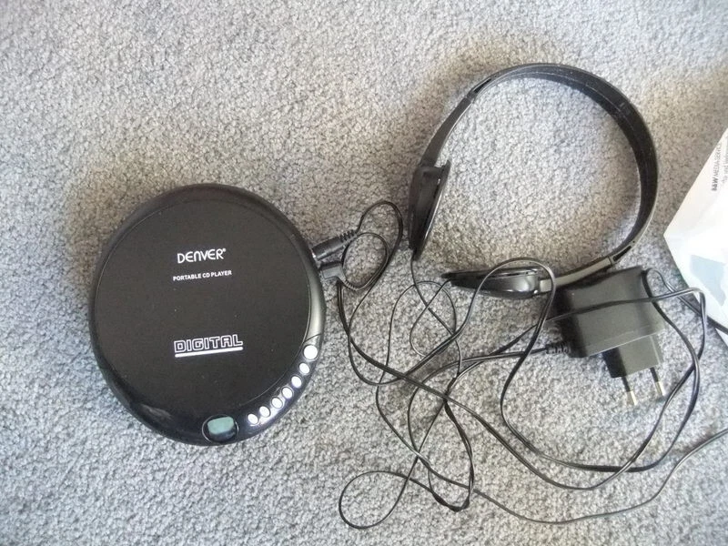 DENVER DISCMAN CD PLAYER LCD Display mit Ladegerät und Sennheiser HD 35 DM24
