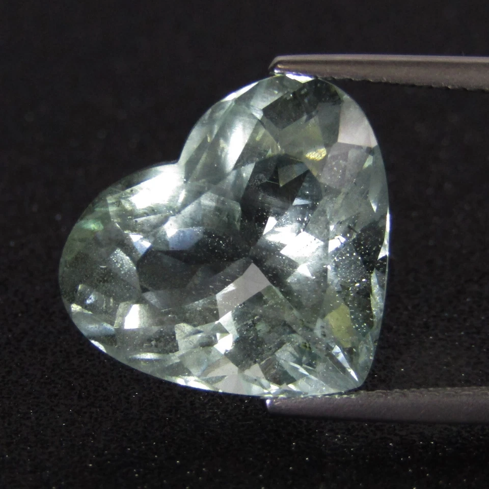 Уникальный натуральный зеленый бразильский драгоценный камень берилл 13,13 карата 15,2x17,4x10 мм в форме сердца - Изображение 2 из 4