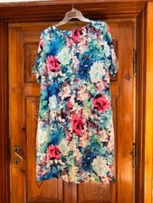 44 Ferra fashion dress with colorful flowers, short sleeves, fitted