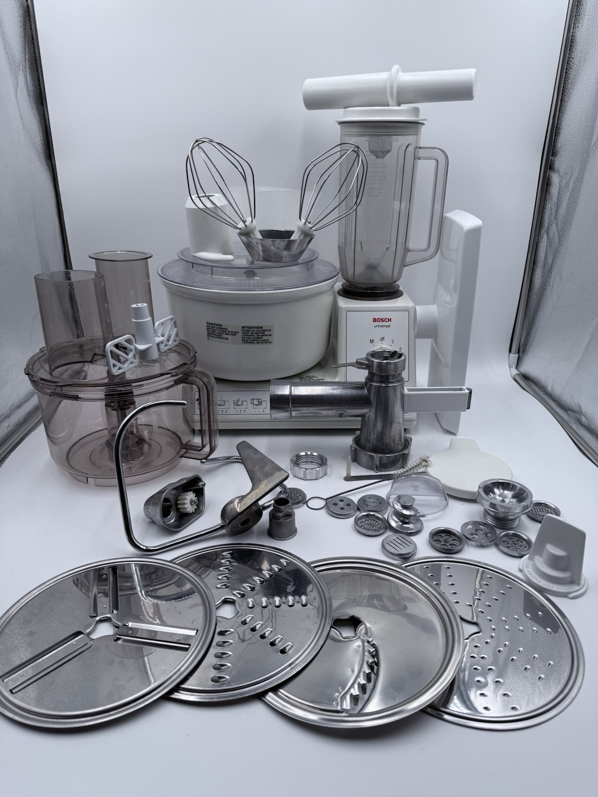 Bosch Universal Mixer 700W MUM604070 with Bowl and Attachments Tested-image