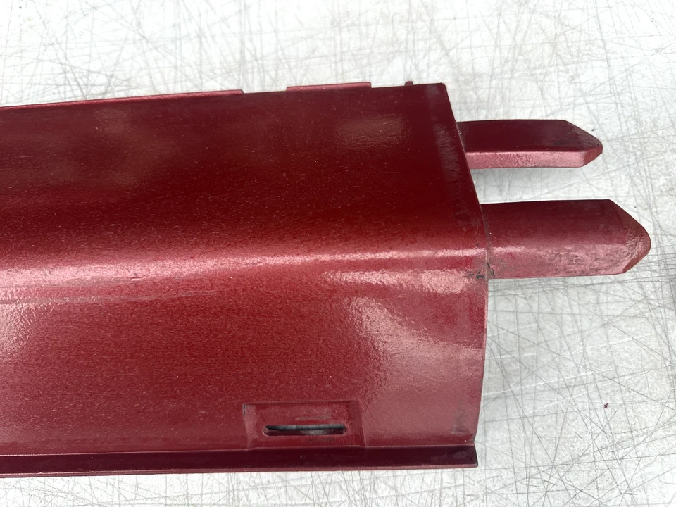 AUDI 4000 1985 FALDÓN LATERAL INFERIOR PANEL BASCULANTE MOLDURA LADO TRASERO DERECHO - ROJO OEM Foto 4 de 4