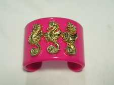 ...Marca Mud Pie...Caballitos de mar amplios tono dorado, brazalete de resina rosa...
