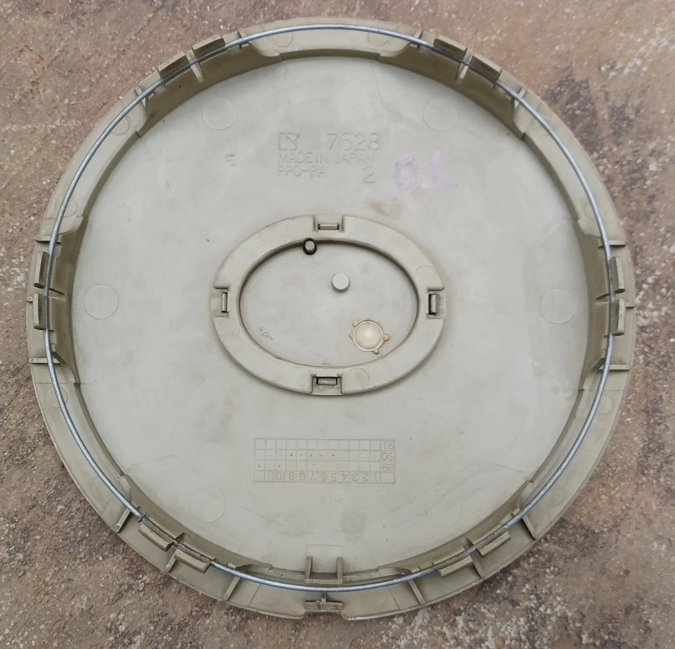 Lexus LS400 ES250 GS300 center cap, silver emblem, 1990-1997, p/n 7628 01 - Image 3 of 3