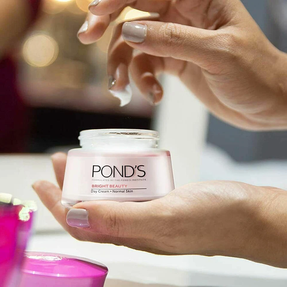 Crema de equidad Pond's Bright Beauty FPS 15 PA++, 50 gm se desvanece las manchas oscuras obstinadas Foto 2 de 4