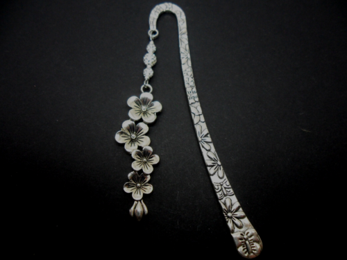 A PRETTY TIBETAN SILVER FLOWER THEMED BOOKMARK WITH WHITE SHAMBALLA BEADS. NEW. - Picture 1 of 1