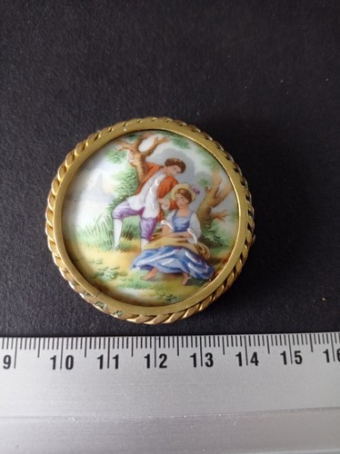 Ancienne Broche En Porcelaine De Limoges – Scène Romantique Vintage, Référence REF10995J