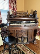 Antique Miller Victorian pump organ in working order. In beautiful condition,